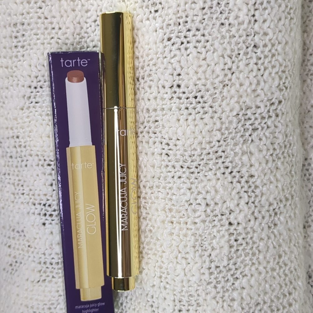 tarte Maracuja Juicy Glow Stick Highlighter in Bronze Glow, 2g/0.07fl oz - Picture 11 of 12